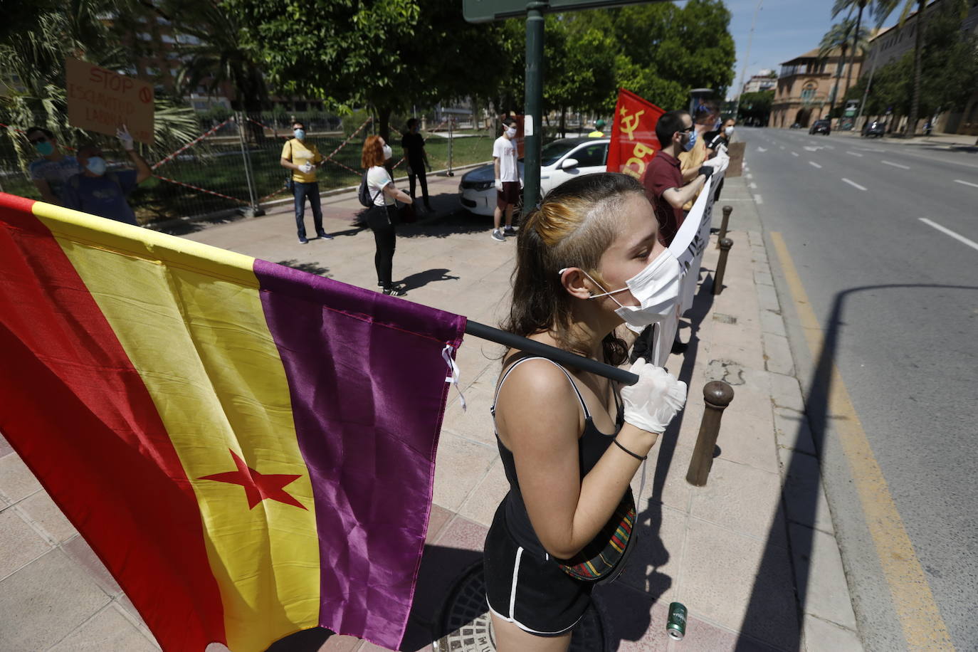 Fotos: Simpatizantes del PCPE se concentran en Murcia por un «plan urgente de emergencia social»