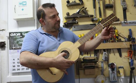 Tradición familiar. El artesano lorquino Pascual Ayala prueba uno de los guitarros que construye siguiendo el legado de sus antepasados. 
