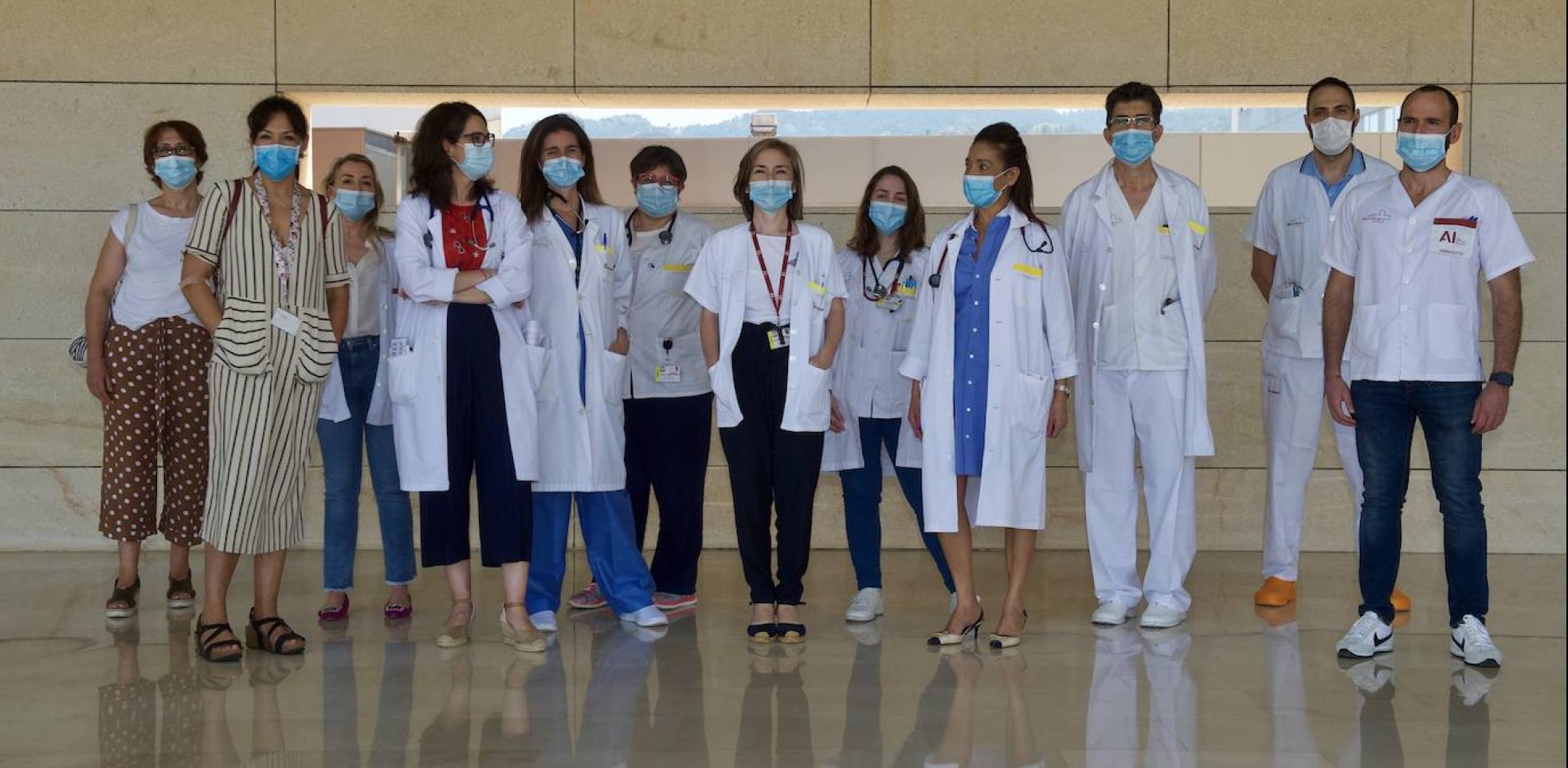 En el centro de la imagen, la doctora Alicia Hernández Torres, adjunta del Servicio de Enfermedades Infecciosas, rodeada de once de los dieciocho profesionales sanitarios del Hospital Universitario Virgen de la Arrixaca que participan en el ensayo clínico a nivel europeo de profilasis contra la Covid-19. 