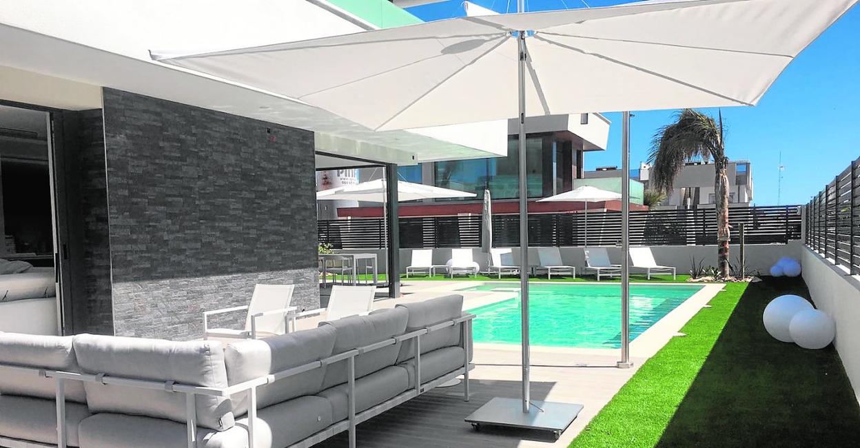 Panorámica del apartamento con piscina en San Pedro del Pinatar que se oferta en el portal de alojamientos de Airbnb. 
