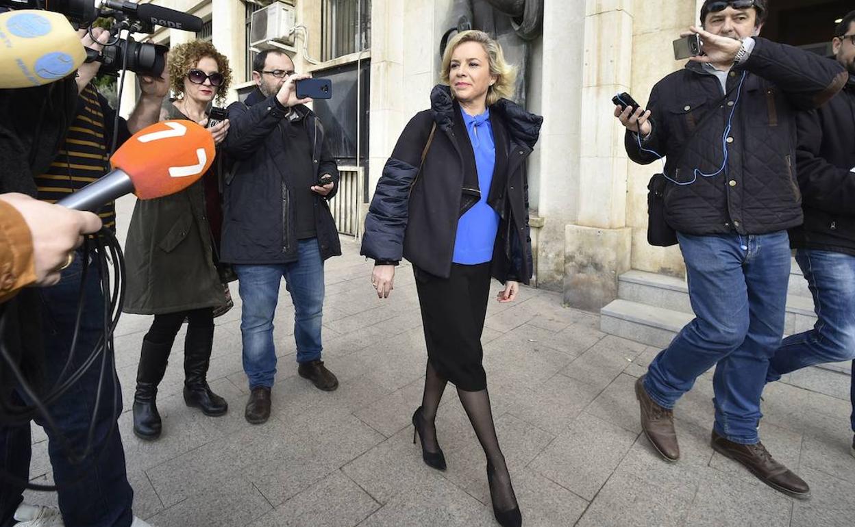 Adela Martínez-Cachá, en la entrada del Palacio de Justicia de Murcia, en 2017.