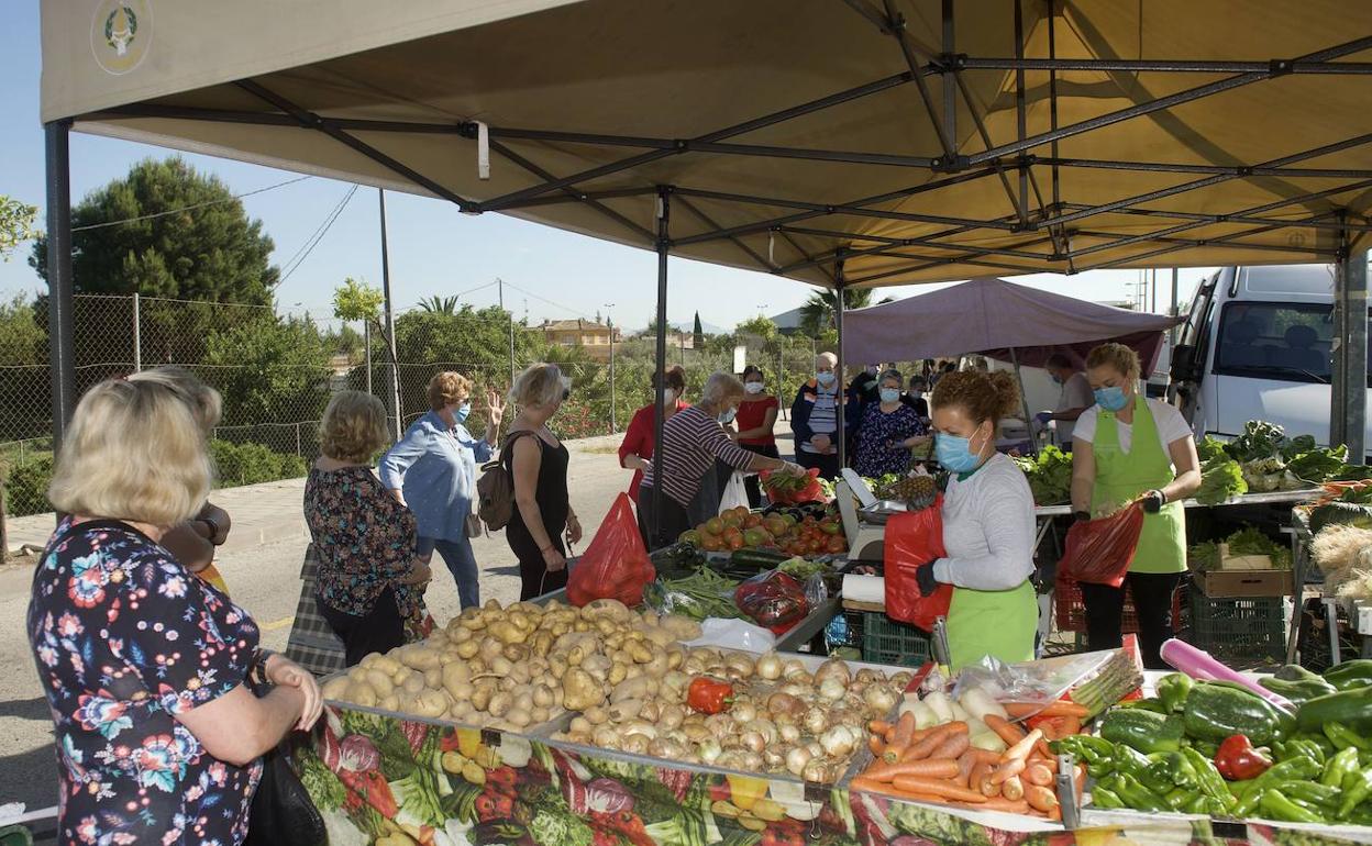 Puesto de verduras en el mercadillo de Algezares, en una imagen de la semana pasada.