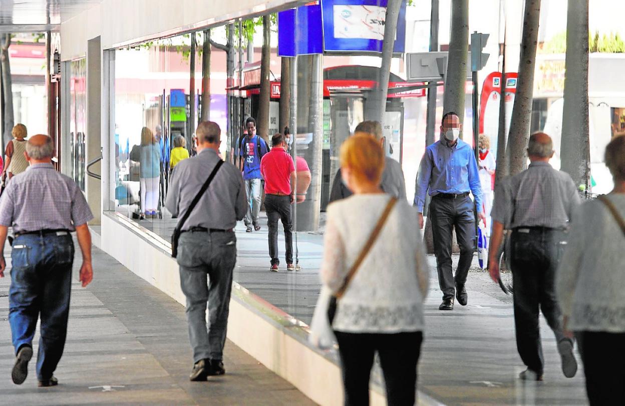Varios ciudadanos pasean por una calle de Murcia. 