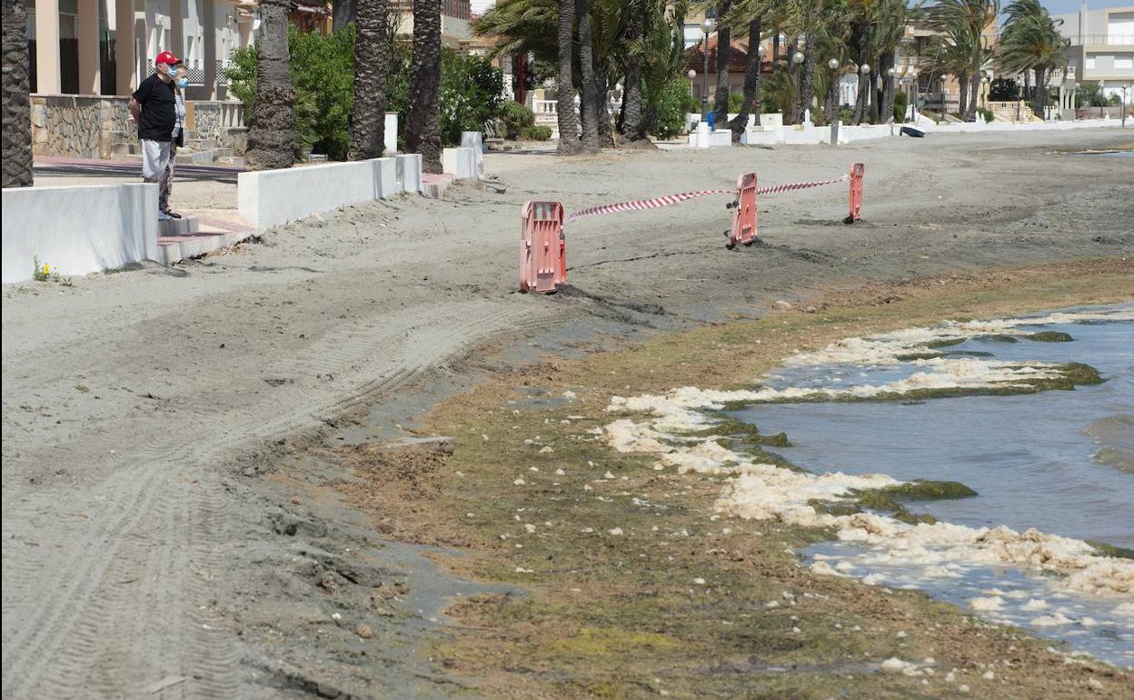 Playa de Los Urrutias cerrada al baño, este martes.