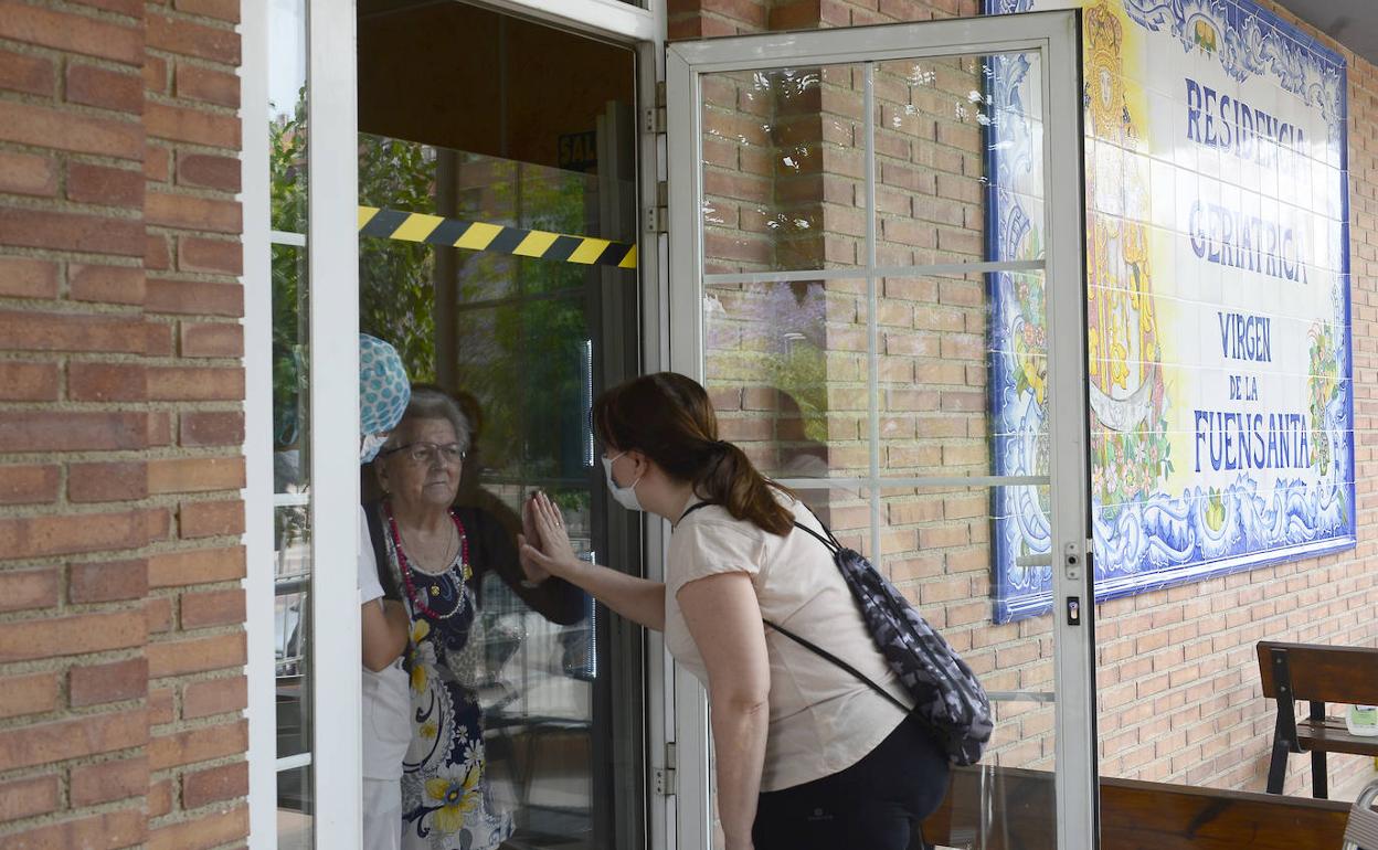 Basilia, residente en el geriátrico Virgen de la Fuensanta, saluda a su hija este lunes.