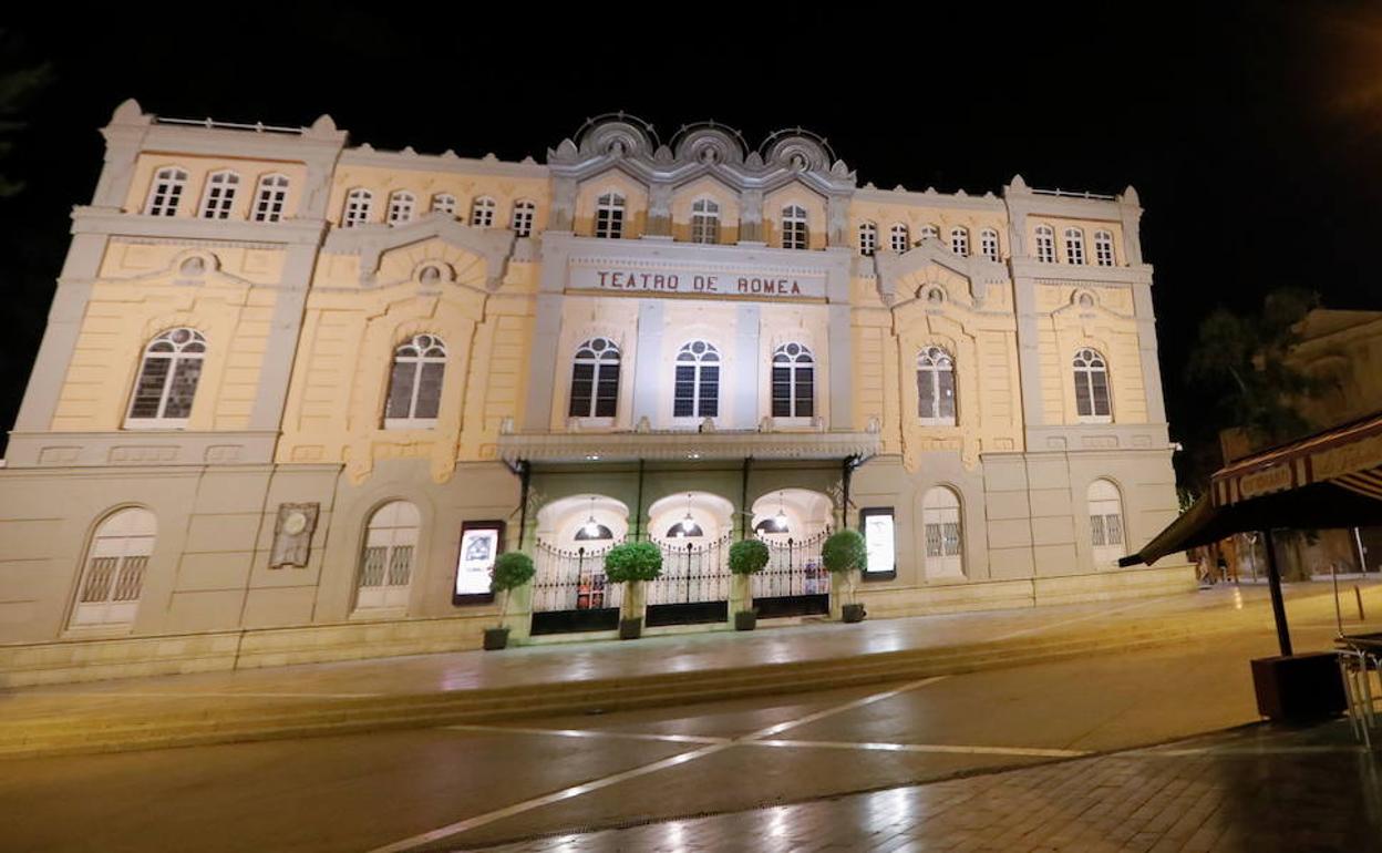 La plaza del Teatro Romea, vacía durante el estado de alarma.