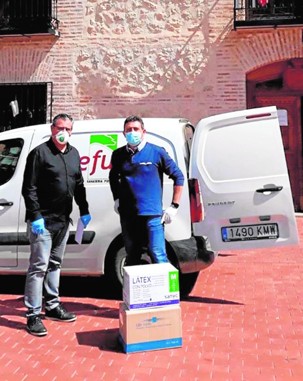 El alcalde agradece una de las donaciones, en este caso de Cefusa. 