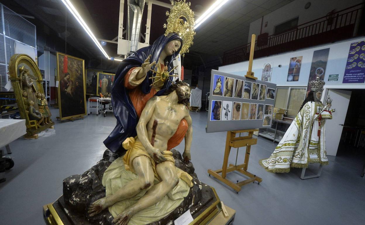 La Virgen de la Caridad, en el taller regional de restauración.