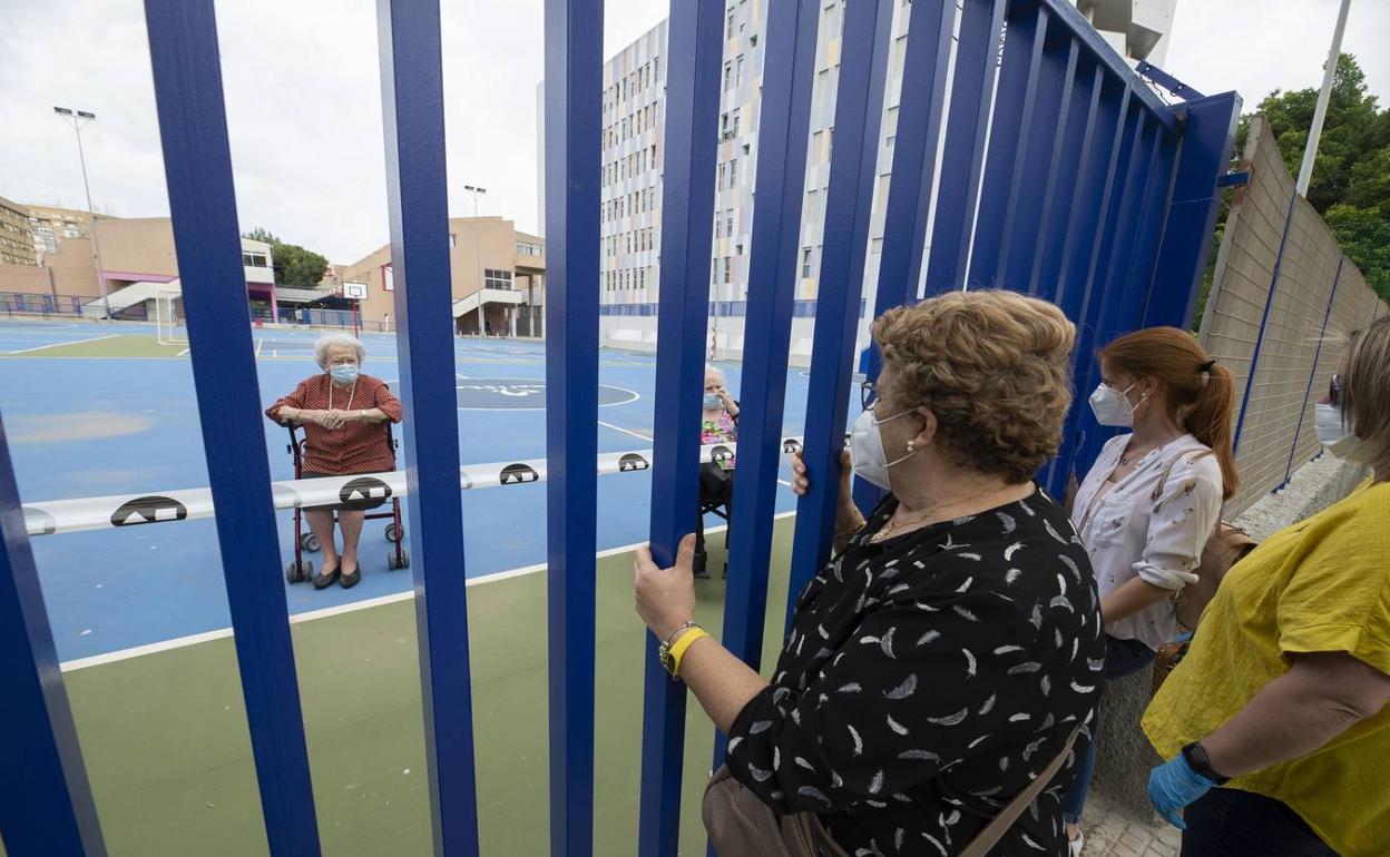 Visitas a través de una reja en una residencia de Cartagena. 