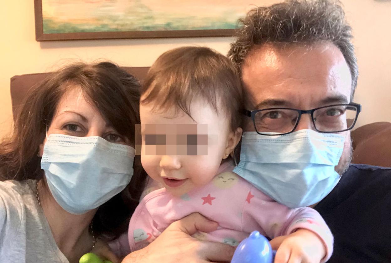 El compositor jumillano Roque Baños, recuperado ya tras haber padecido Covid-19, posa con su mujer y su hija en su casa de Madrid.