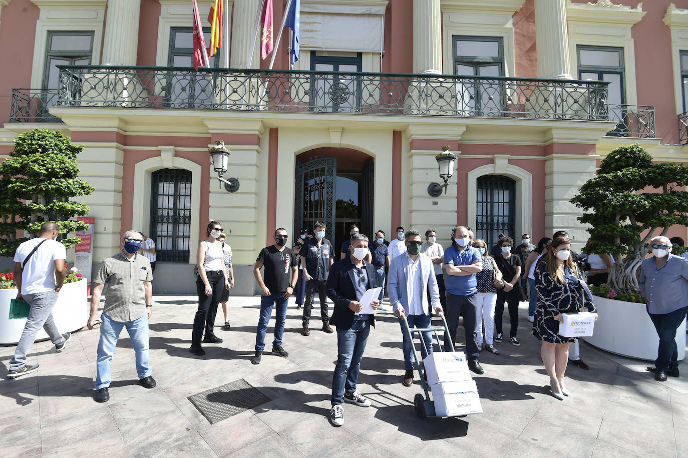 Fotos: Los hosteleros entregan las llaves de sus negocios a Ballesta como queja por su «pasividad»