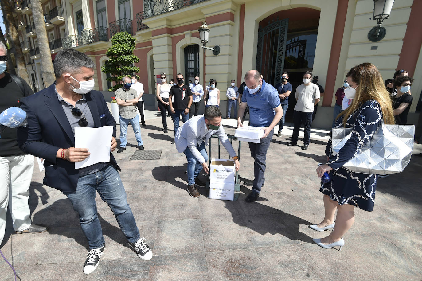 Fotos: Los hosteleros entregan las llaves de sus negocios a Ballesta como queja por su «pasividad»