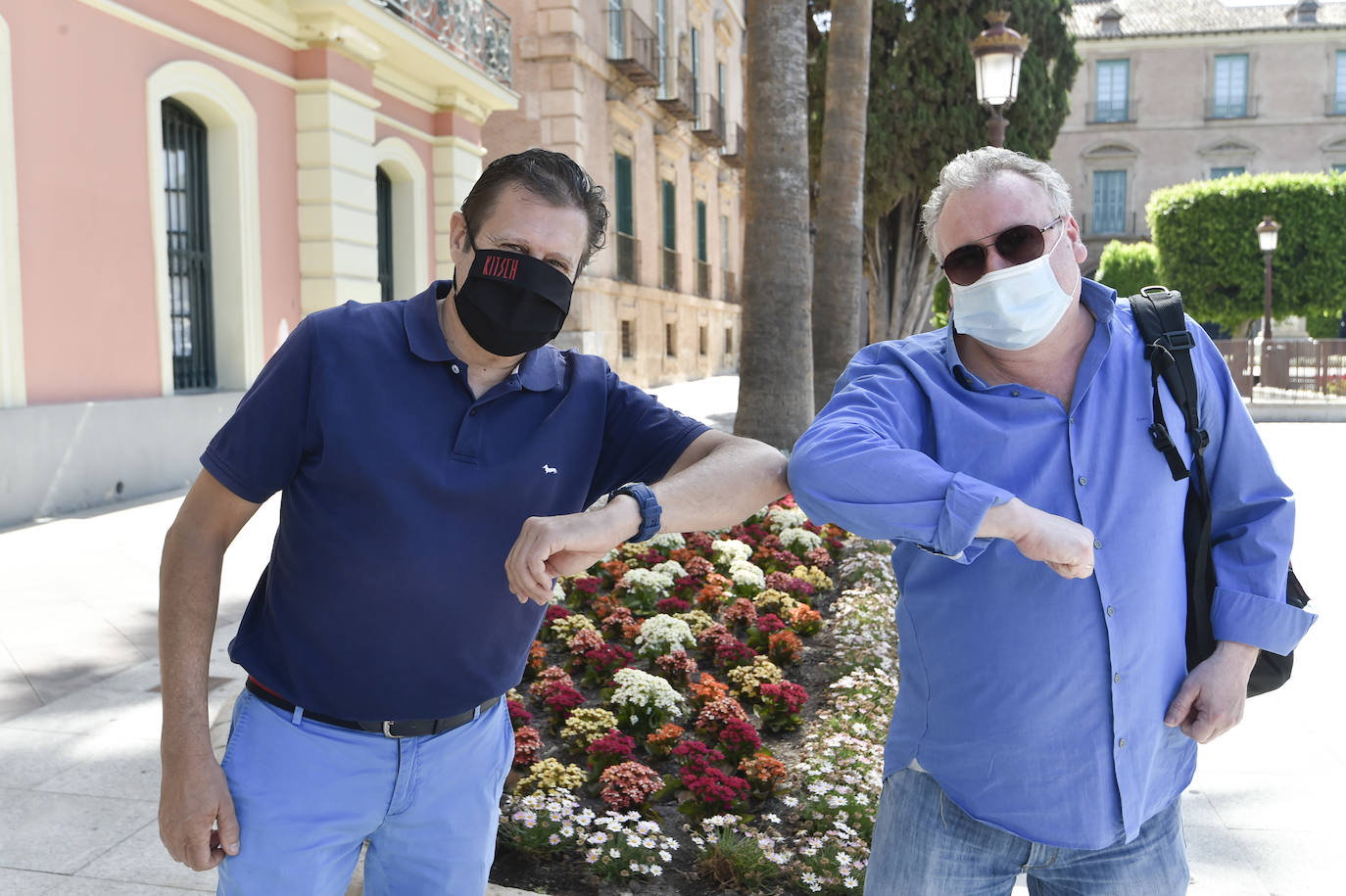 Fotos: Los hosteleros entregan las llaves de sus negocios a Ballesta como queja por su «pasividad»