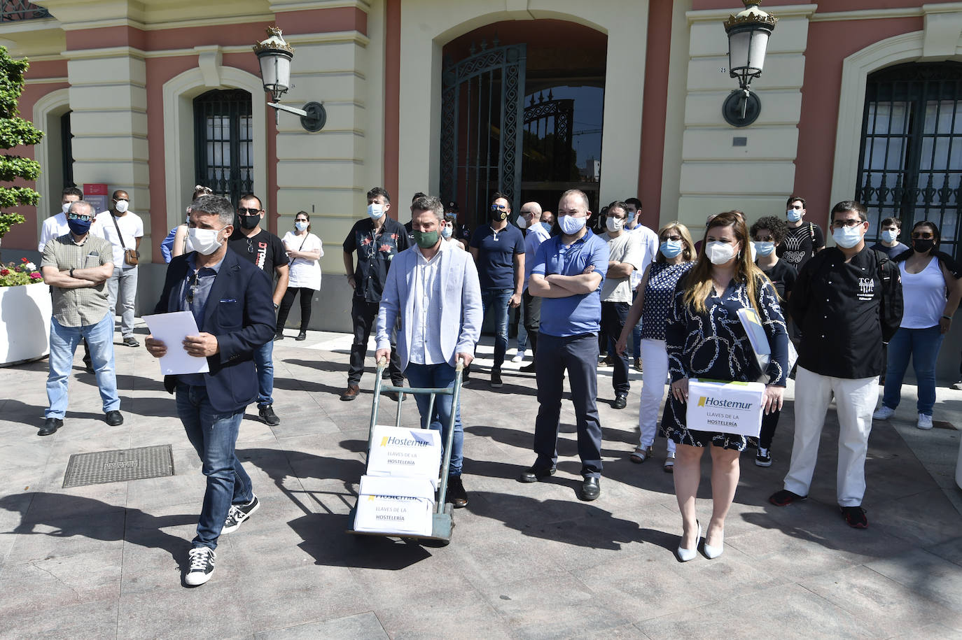 Fotos: Los hosteleros entregan las llaves de sus negocios a Ballesta como queja por su «pasividad»