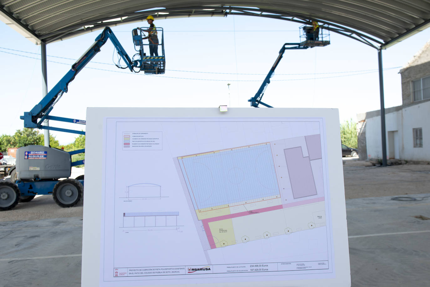 Fotos: El polideportivo del colegio de Puebla de Soto podrá utilizarse todo el año