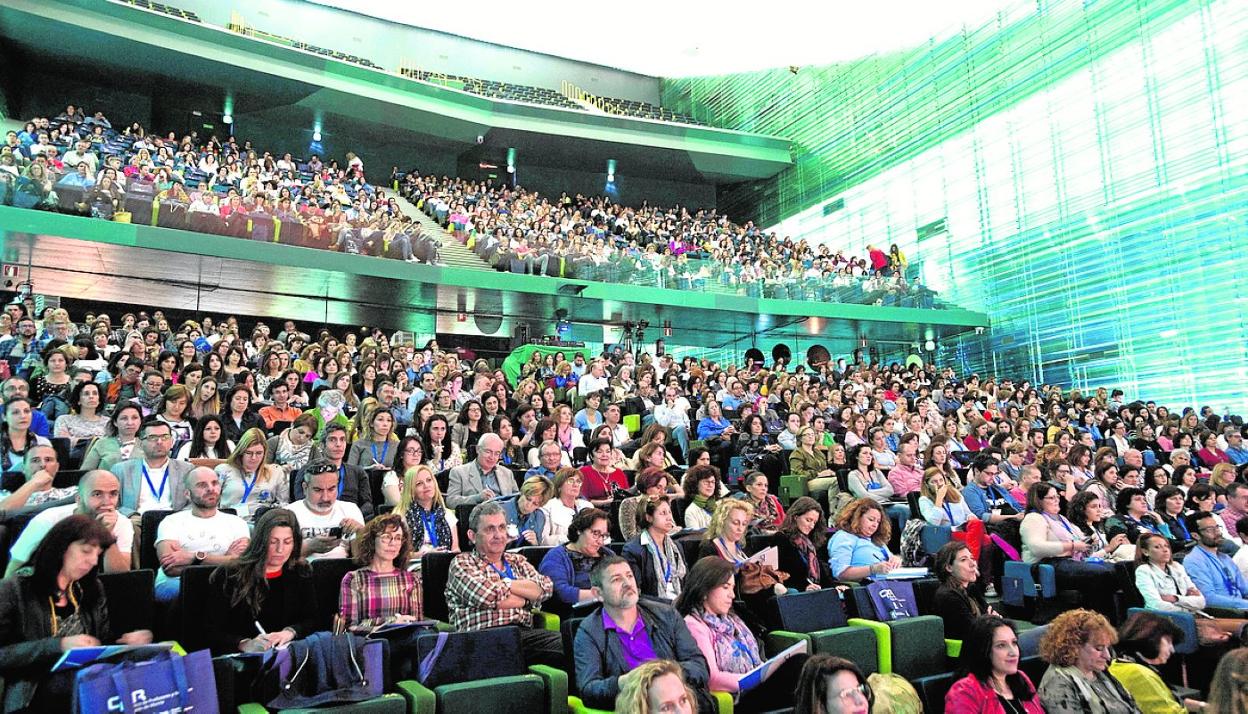Imagen de archivo de asistentes a un congreso en la sala principal del auditorio. 