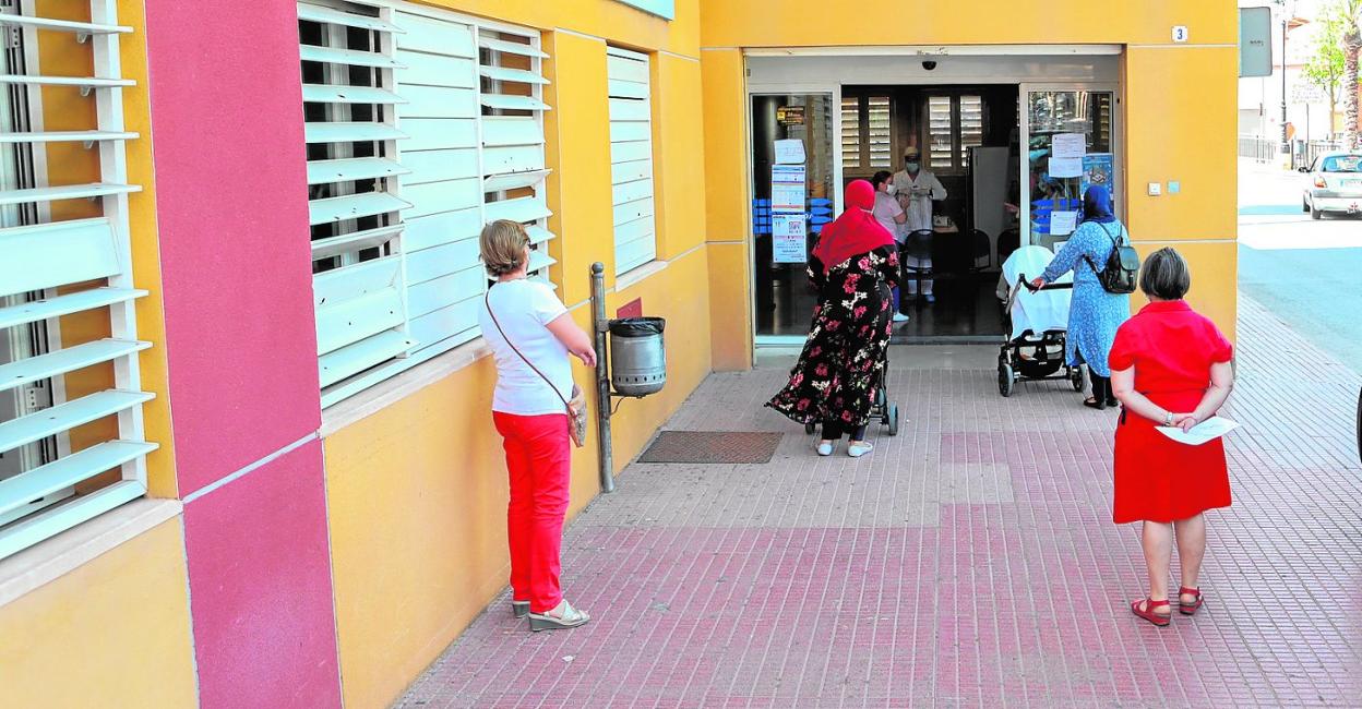 Pacientes esperando a entrar al centro de salud de Totana. 