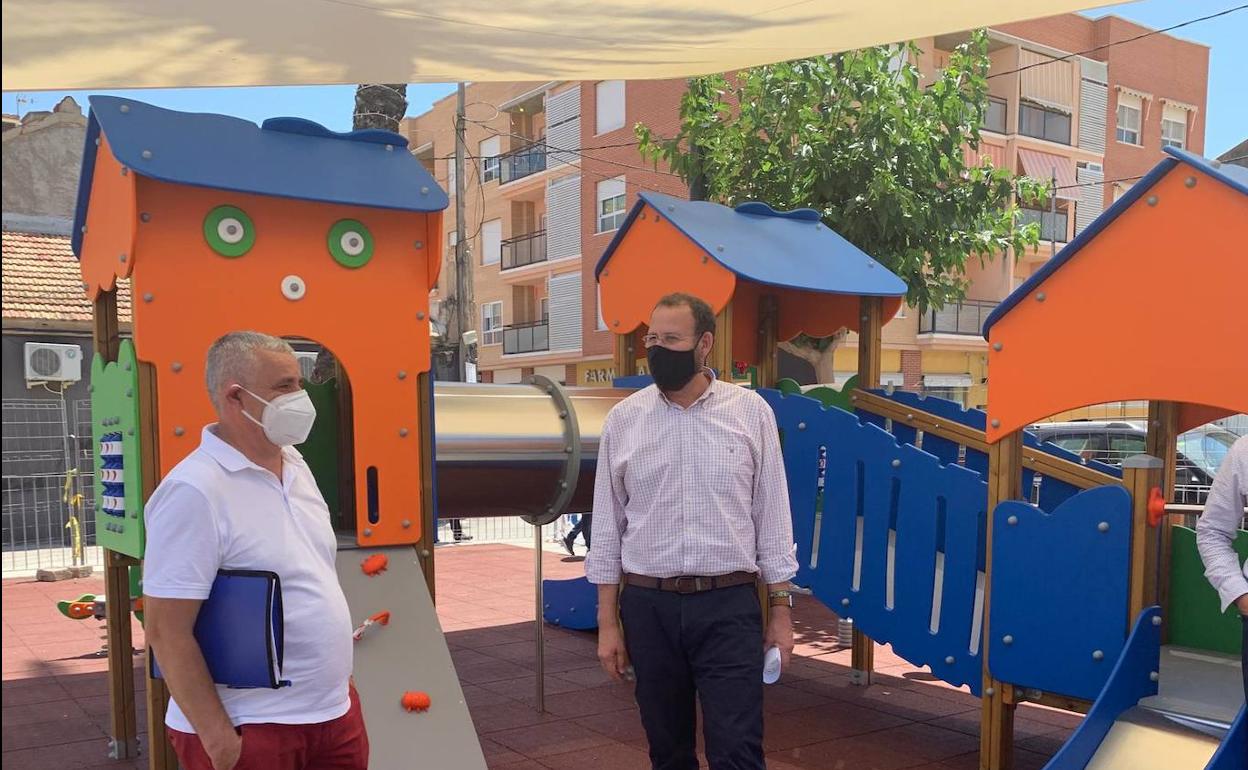 Rincón de Seca estrena un nuevo parque infantil y entolda la plaza del centro social municipal.
