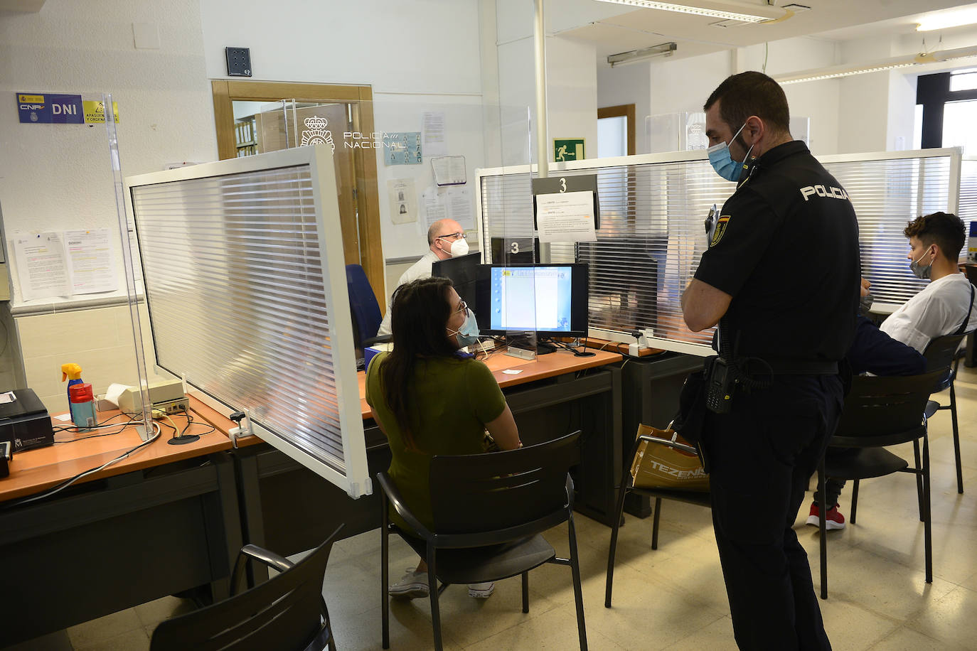 El jefe del servicio regional de Documentación de la Policía Nacional, Pablo Gutiérrez, indica que durante la inactividad se han dejado de hacer 50.000 pasaportes y carnets en la Región