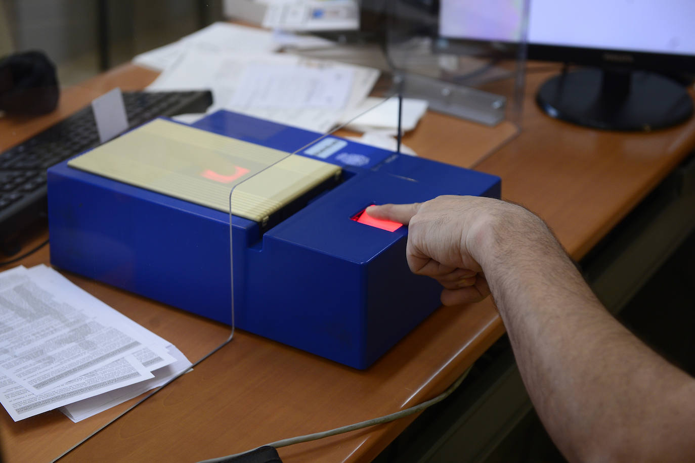 El jefe del servicio regional de Documentación de la Policía Nacional, Pablo Gutiérrez, indica que durante la inactividad se han dejado de hacer 50.000 pasaportes y carnets en la Región