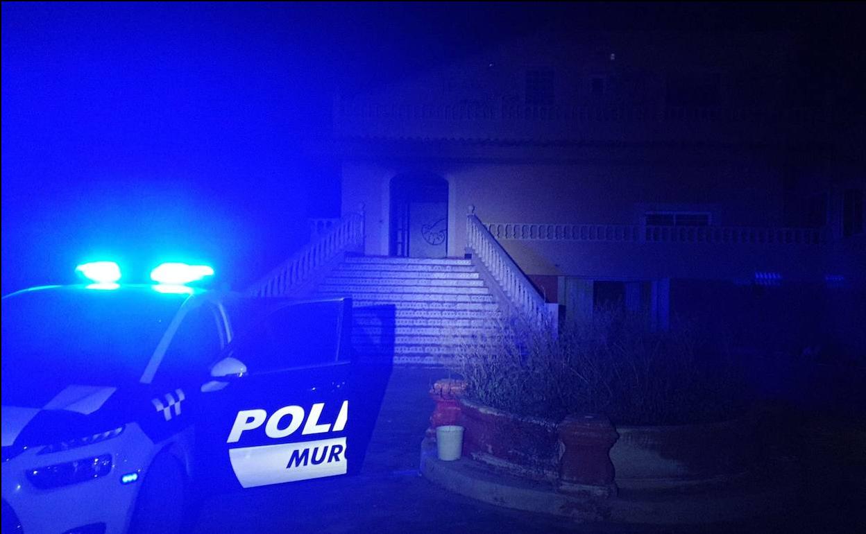 El chalet que pretendían ocupar custodiado por un coche de la Policía Local de Murcia.