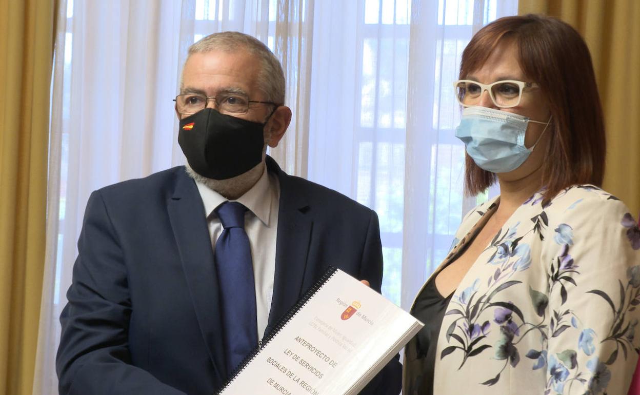 Isabel Franco ha hecho entrega del documento al presidente de la Asamblea, Alberto Castillo.