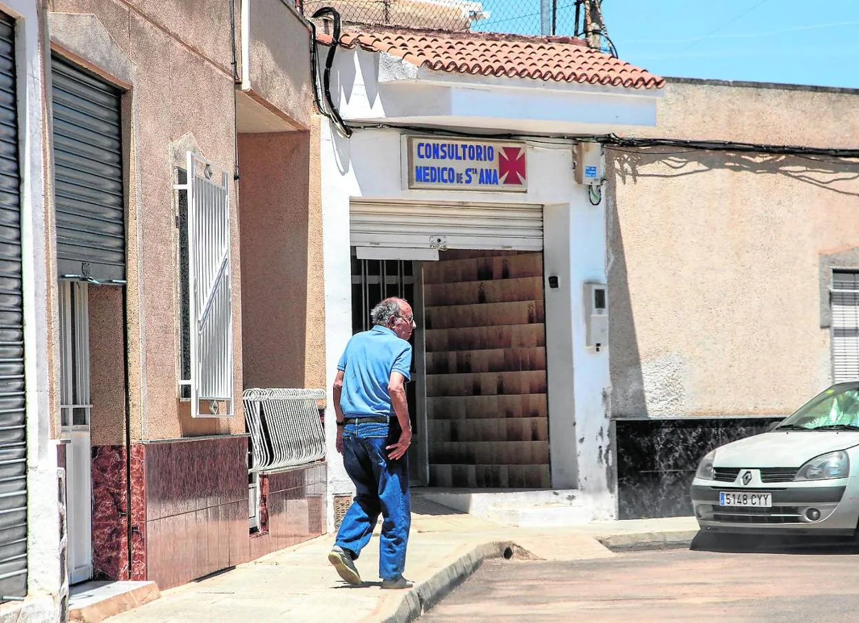 Un vecino de Santa Ana pueblo pasa frente al centro de salud, cerrado a los pacientes desde que comenzó la alerta sanitaria. 