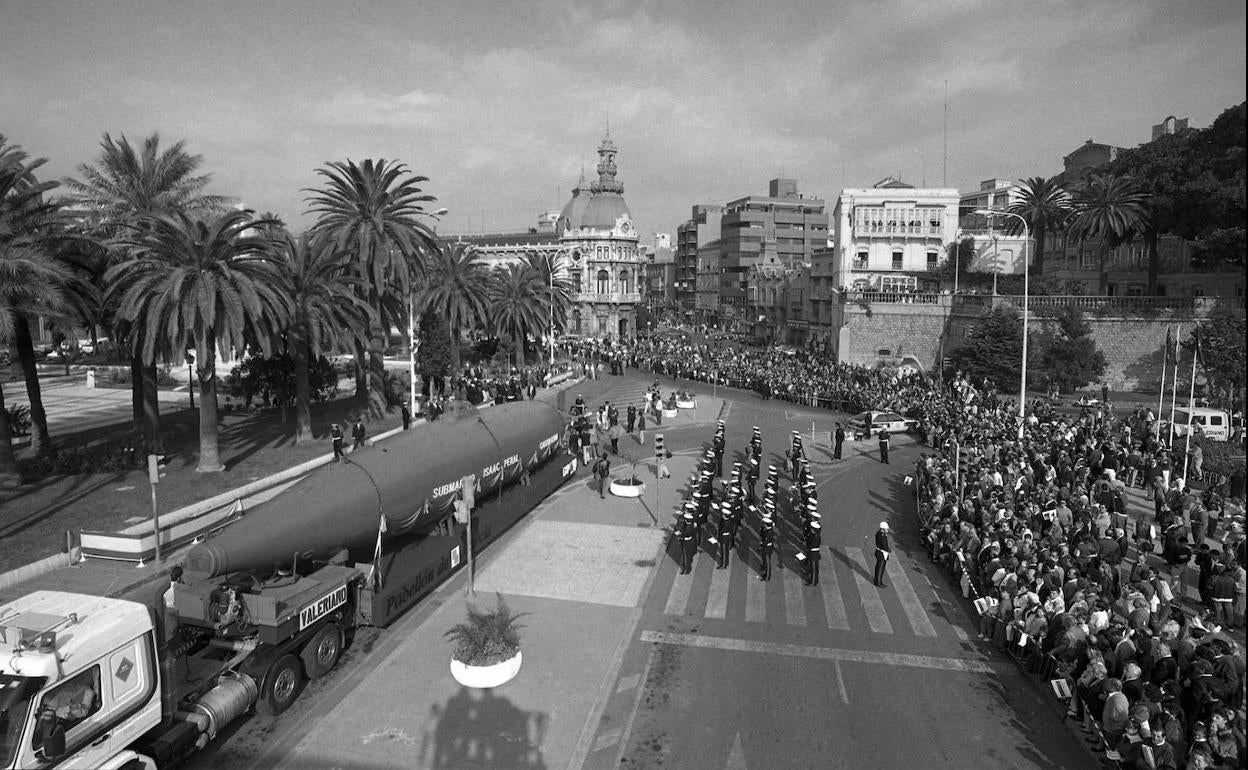 Traslado del submarino Peral para su exhibición en la Exposición Universal de Sevilla en 1992.