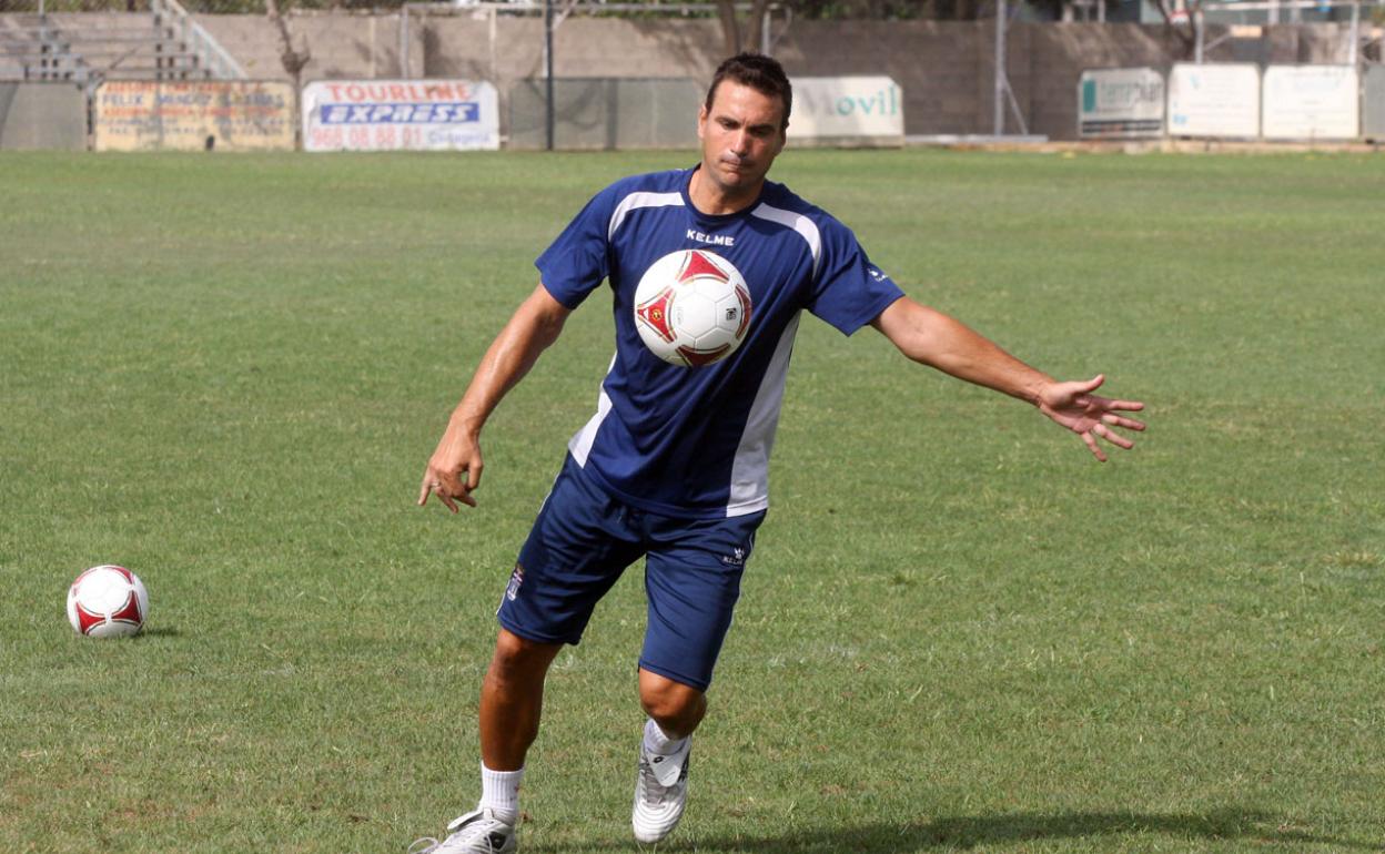 Yepes golpea la pelota en uno de los entrenamientos como entrenador de porteros del Cartagena. 