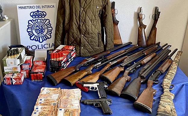 Armas halladas en el domicilio del detenido.