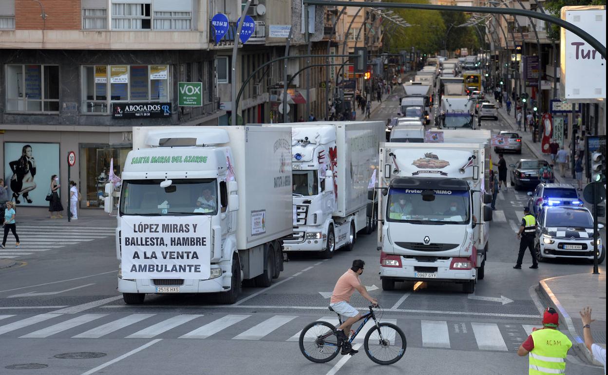 Caravana de manifestantes, este viernes, en Murcia.