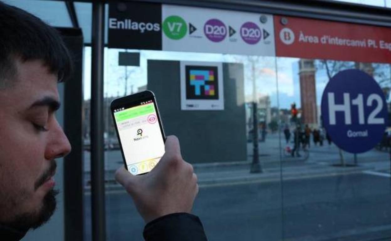 La aplicación Navilens detecta uno de los códigos desplegados en el transporte público de Barcelona.