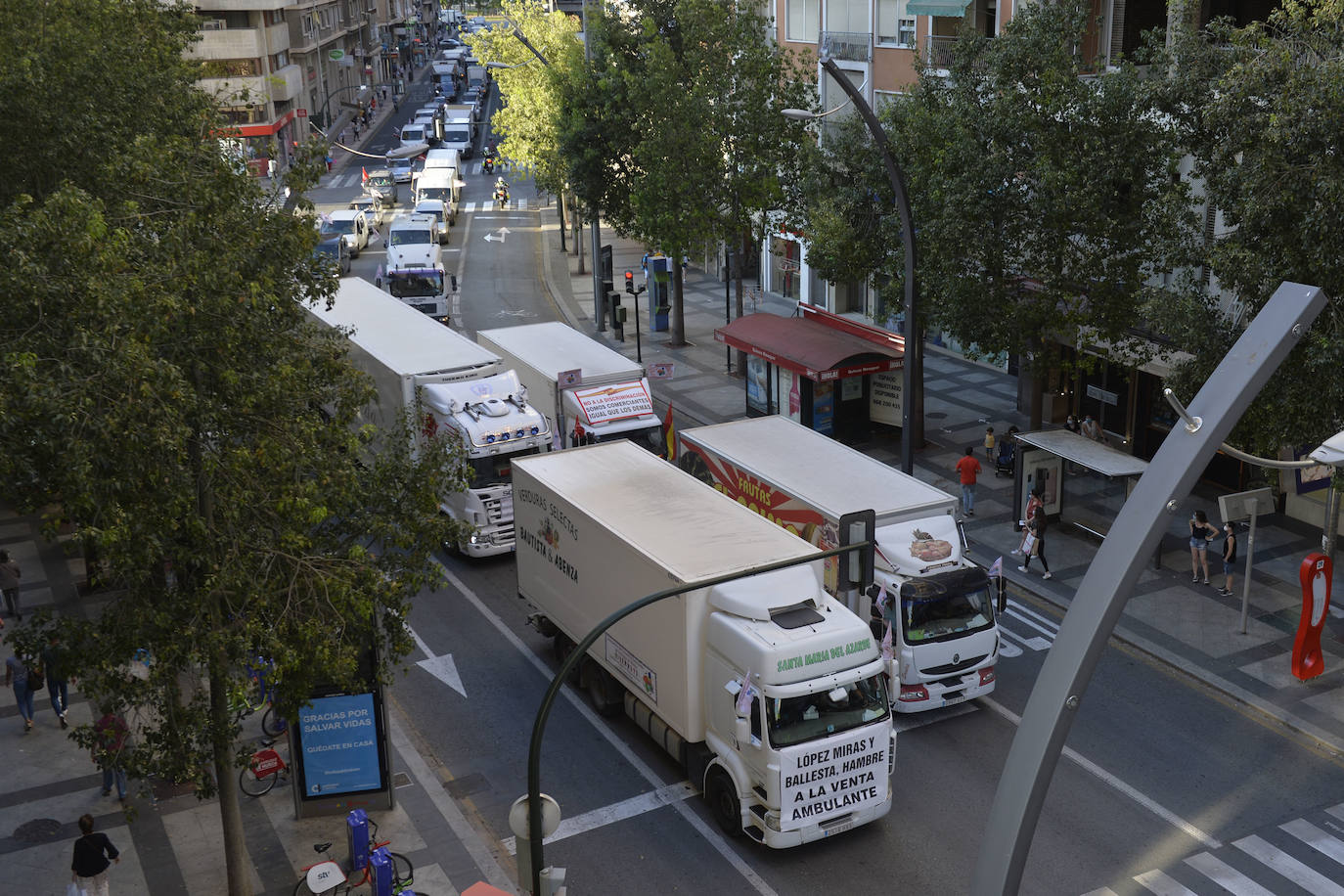 Fotos: Los vendedores de mercadillos se manifiestan en Murcia para reclamar la apertura de la venta ambulante