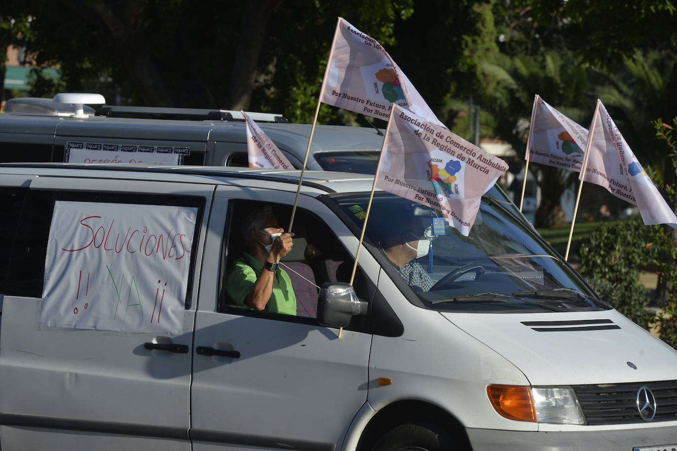 Fotos: Los vendedores de mercadillos se manifiestan en Murcia para reclamar la apertura de la venta ambulante