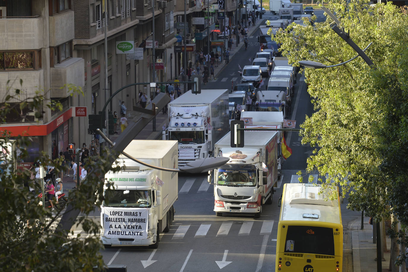 Fotos: Los vendedores de mercadillos se manifiestan en Murcia para reclamar la apertura de la venta ambulante