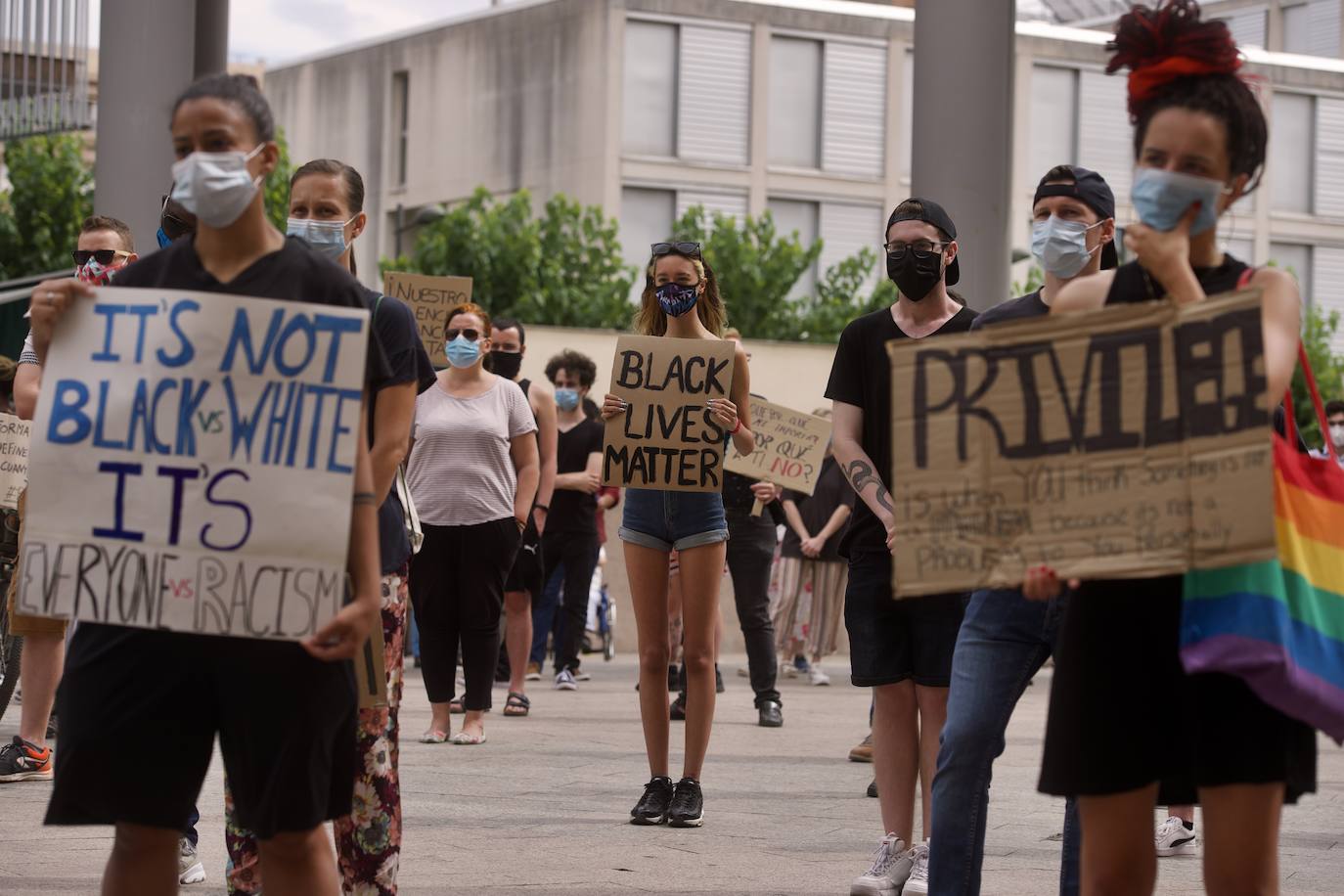 Fotos: Centenares de personas claman en Murcia contra el racismo en honor a George Floyd