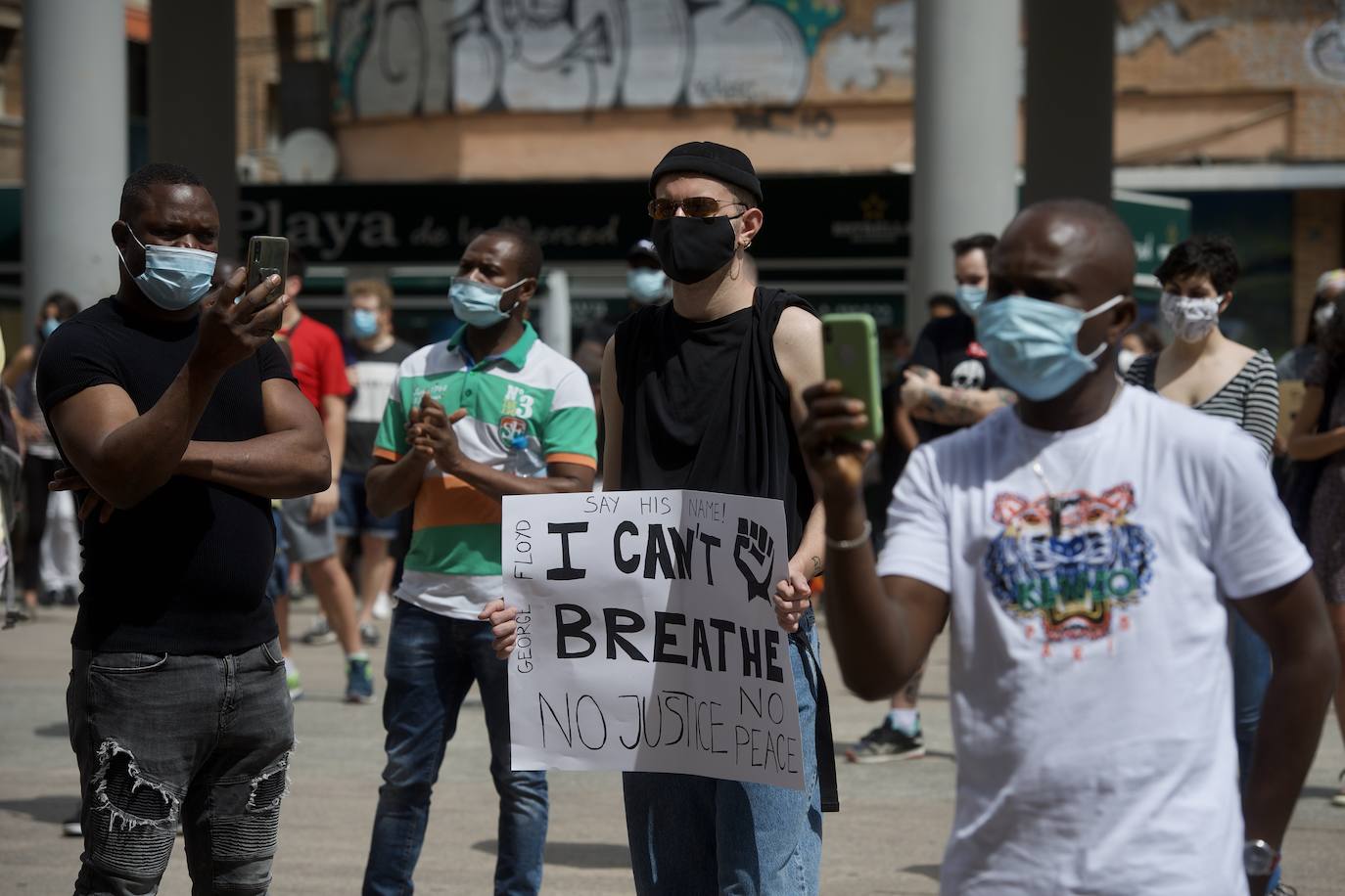 Fotos: Centenares de personas claman en Murcia contra el racismo en honor a George Floyd