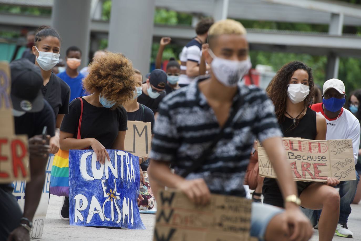 Fotos: Centenares de personas claman en Murcia contra el racismo en honor a George Floyd
