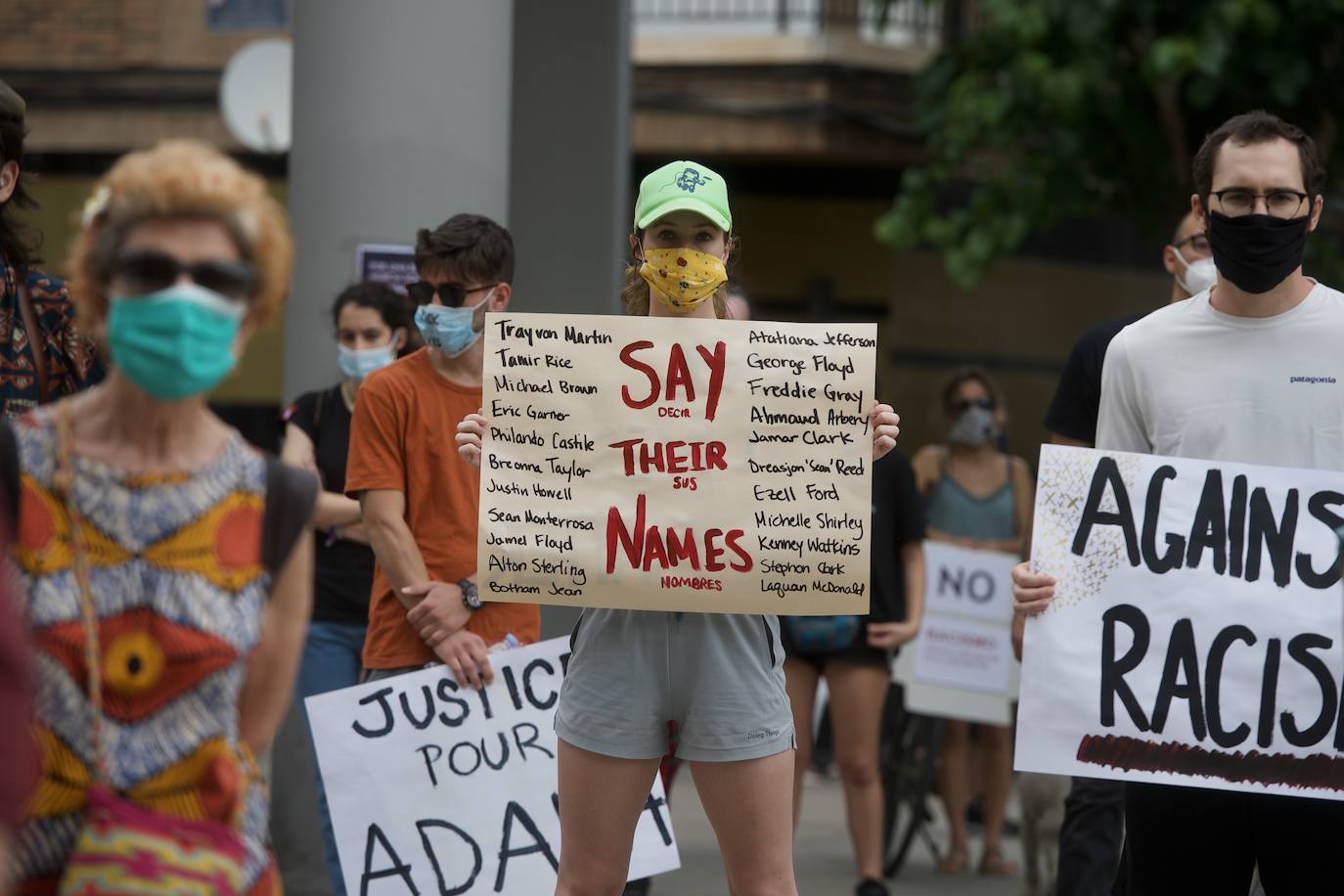 Fotos: Centenares de personas claman en Murcia contra el racismo en honor a George Floyd