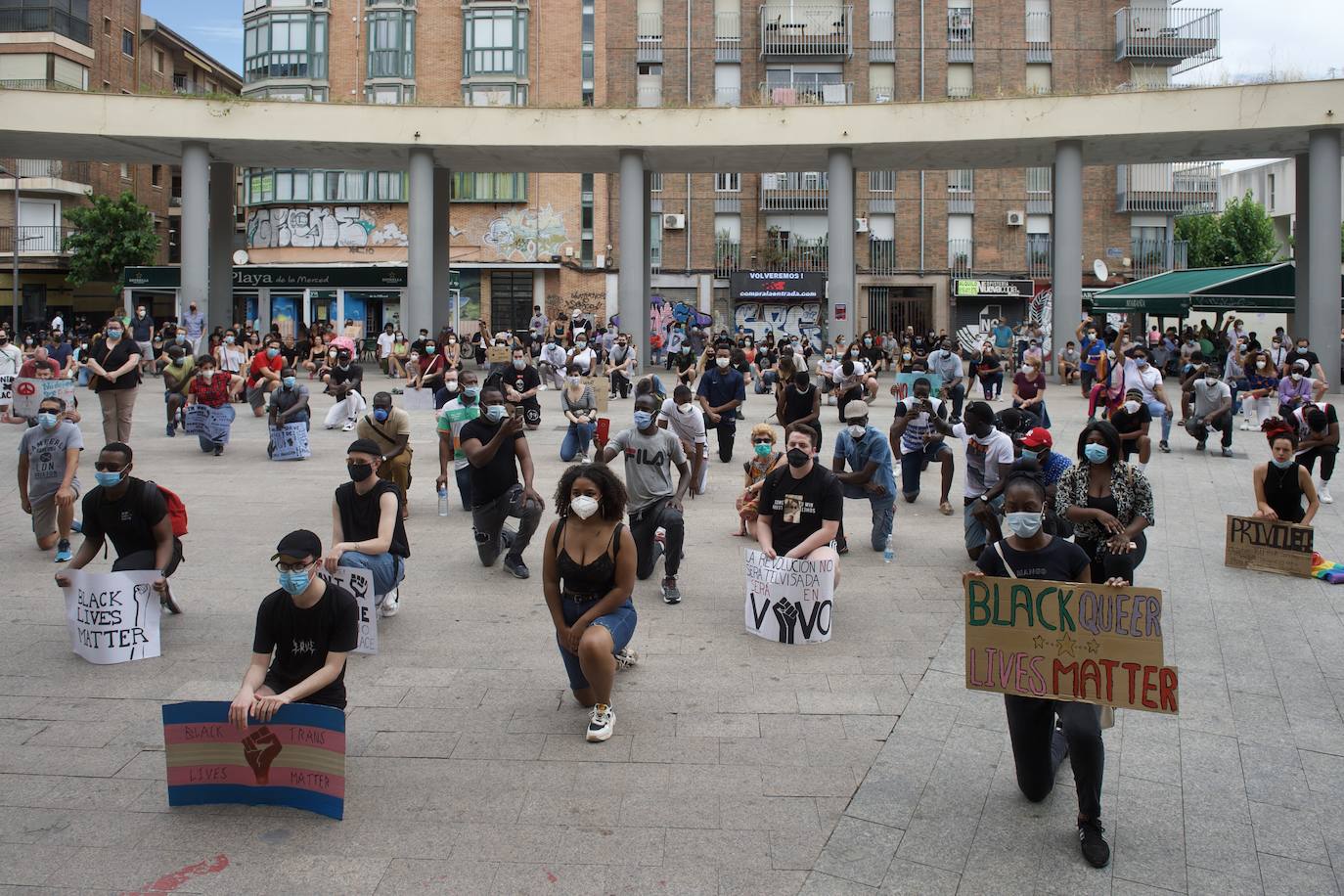 Fotos: Centenares de personas claman en Murcia contra el racismo en honor a George Floyd
