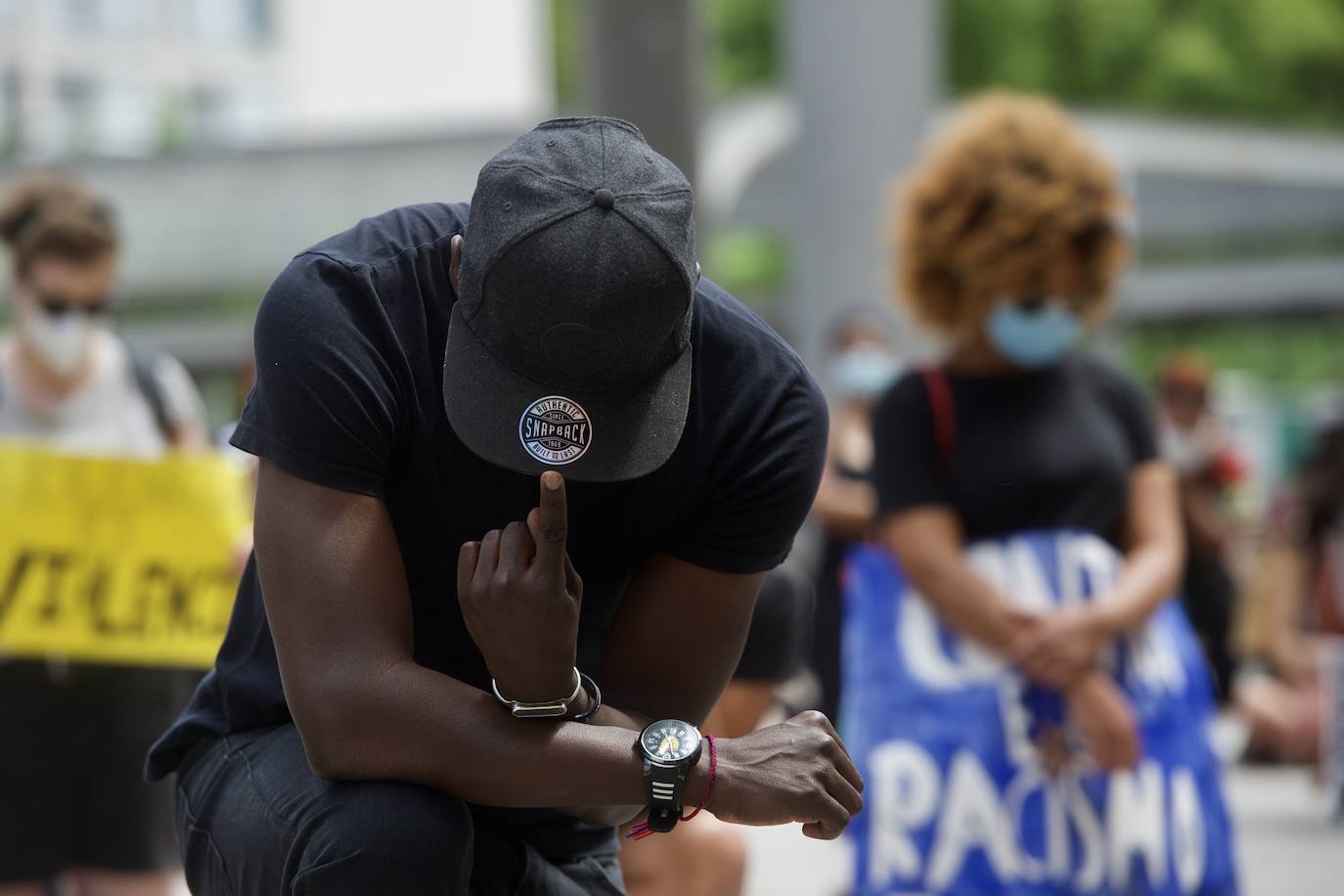 Fotos: Centenares de personas claman en Murcia contra el racismo en honor a George Floyd