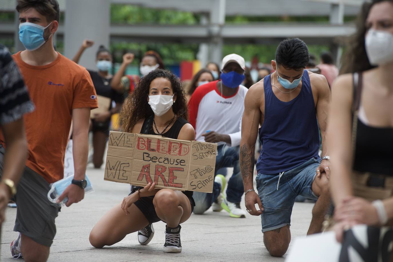 Fotos: Centenares de personas claman en Murcia contra el racismo en honor a George Floyd