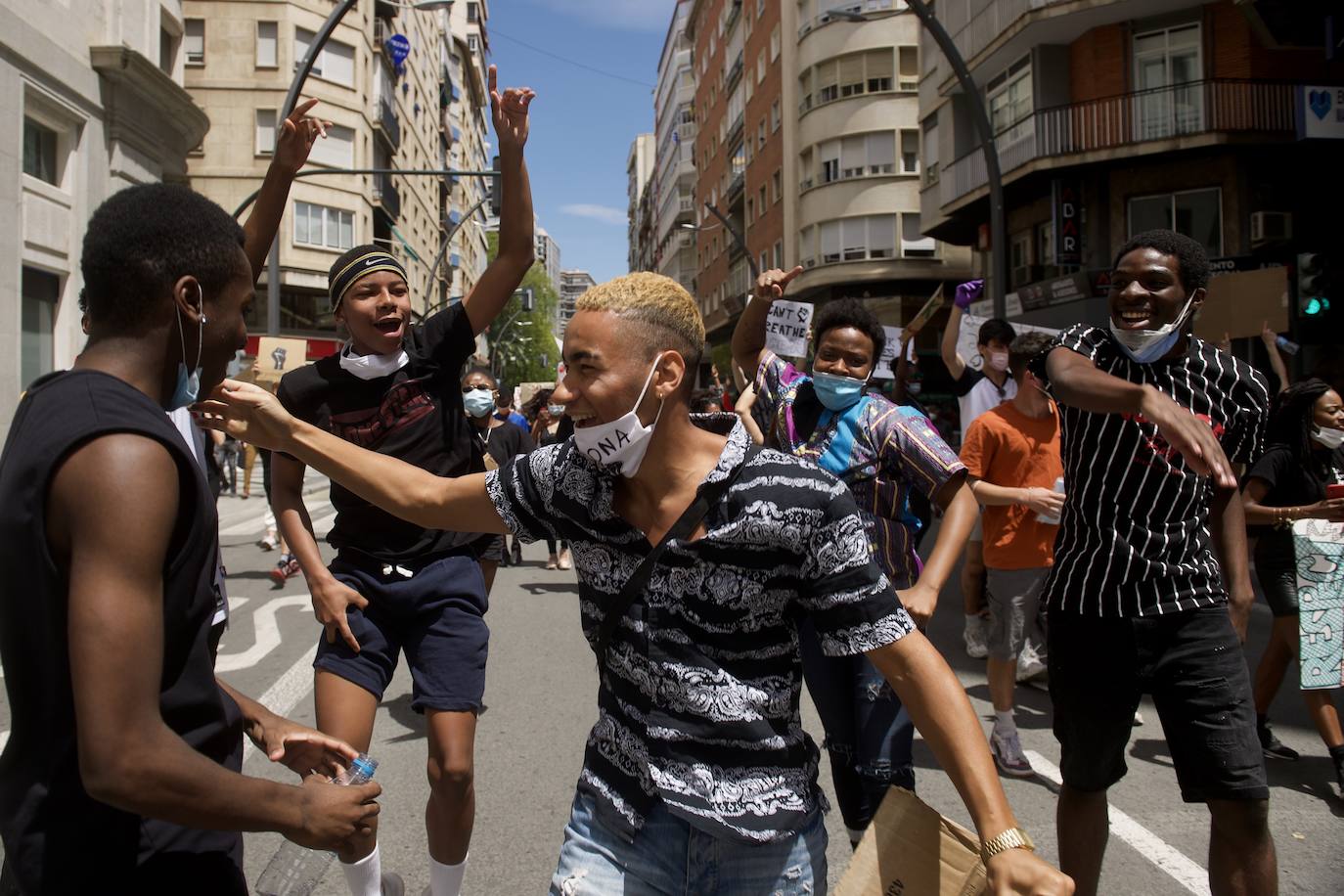 Fotos: Centenares de personas claman en Murcia contra el racismo en honor a George Floyd