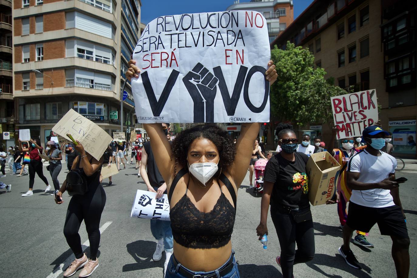 Fotos: Centenares de personas claman en Murcia contra el racismo en honor a George Floyd