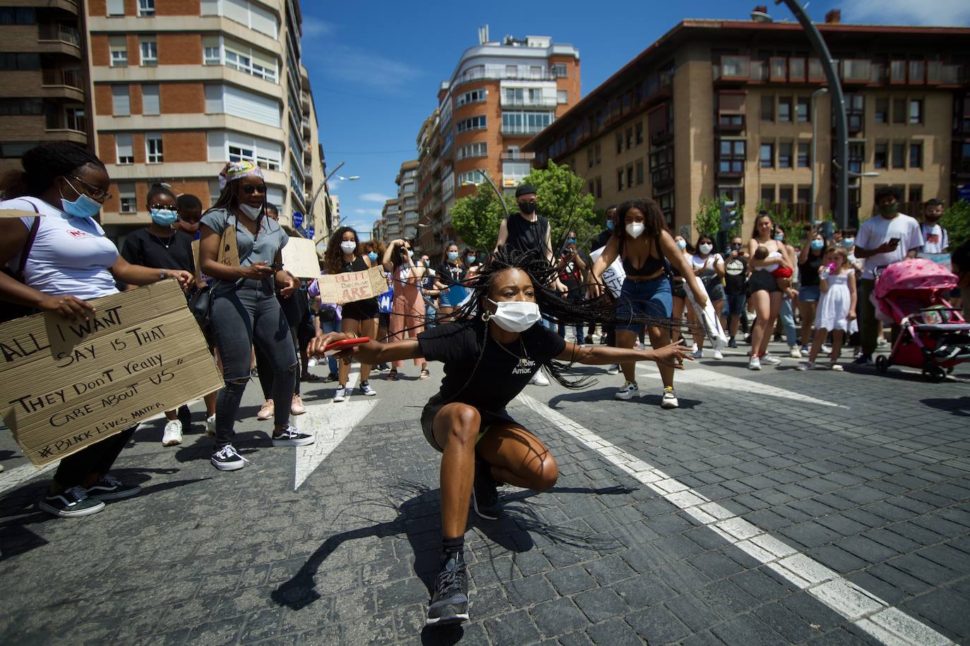 Fotos: Centenares de personas claman en Murcia contra el racismo en honor a George Floyd