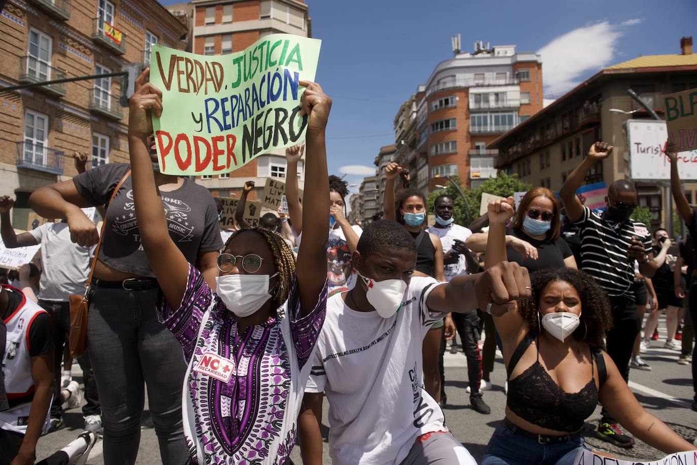 Fotos: Centenares de personas claman en Murcia contra el racismo en honor a George Floyd