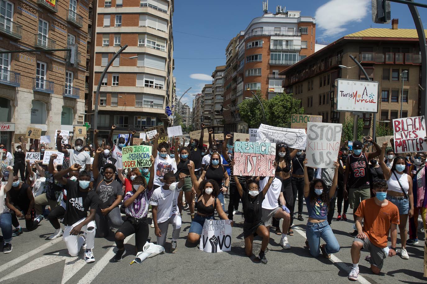 Fotos: Centenares de personas claman en Murcia contra el racismo en honor a George Floyd