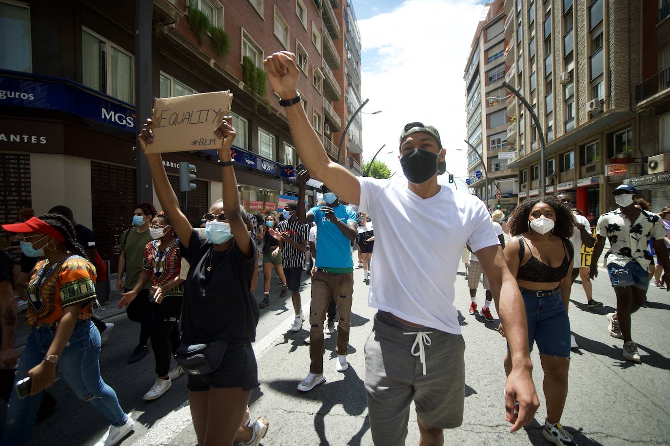 Fotos: Centenares de personas claman en Murcia contra el racismo en honor a George Floyd