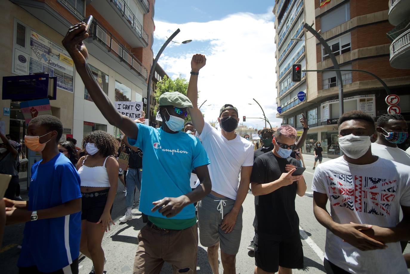 Fotos: Centenares de personas claman en Murcia contra el racismo en honor a George Floyd