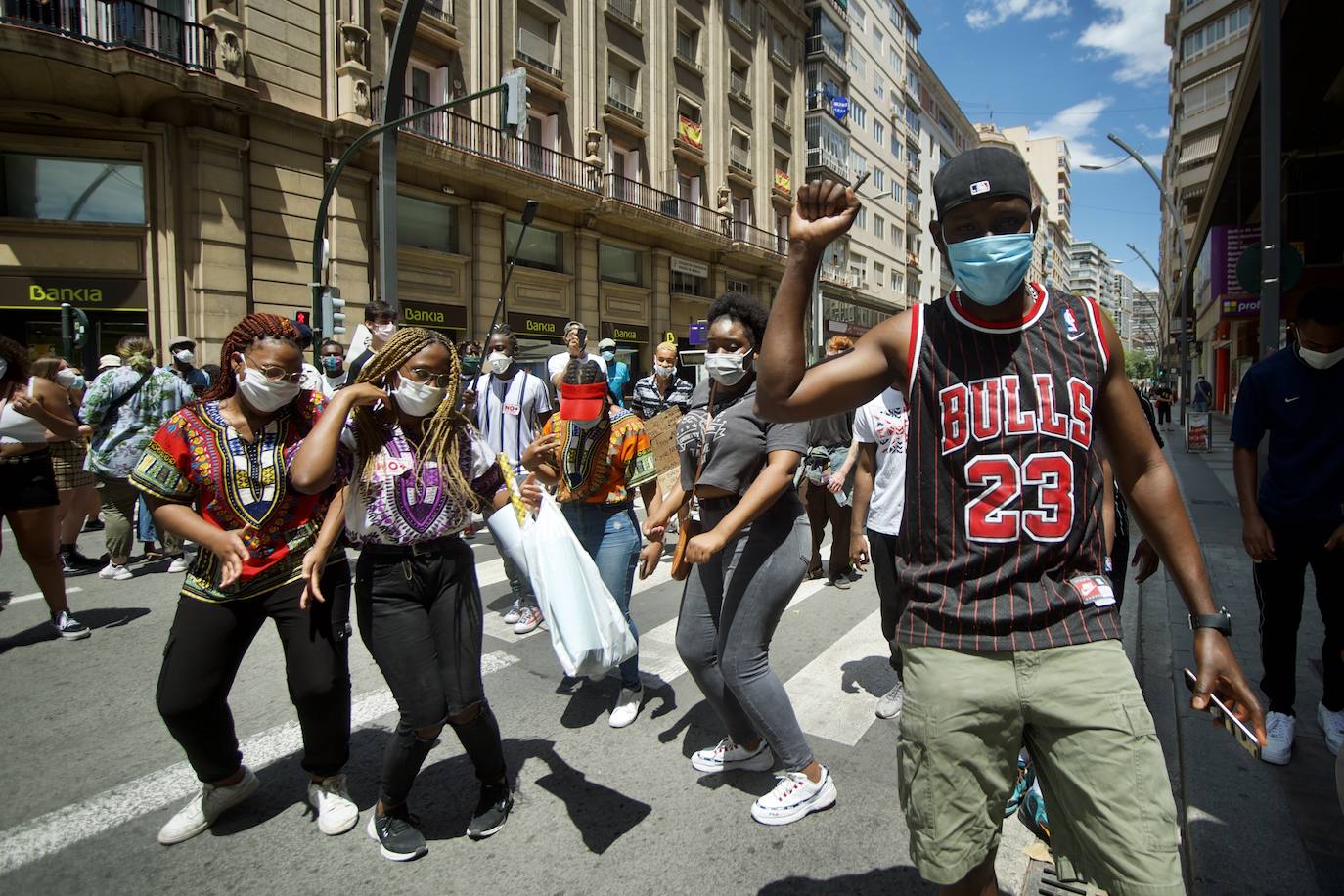 Fotos: Centenares de personas claman en Murcia contra el racismo en honor a George Floyd